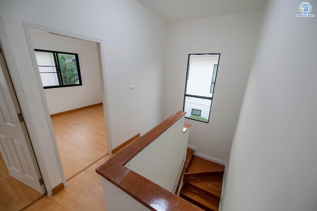 บ้านมือสองตกแต่งใหม่ โครงการ โมดิวิลล่า บางบัวทอง บ้านแฝดสไตล์โมเดิร์น เนื้อที่ 41.2 ตร.ว. ฟังก์ชัน 3 ห้องนอน 2 ห้องน้ำ จอดรถได้ 2 คัน พร้อมอยู่ บนทำเลติดถนนกาญจนาภิเษก ใกล้เซ็นทรัลเวสต์เกต และรถไฟฟ้าสถานี "คลองบางไผ่"...